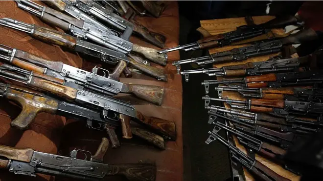 له نامسوولو کسانو سره د وسلې درلودل لږ تر لږه په څو پېښو کې لیدل شوي