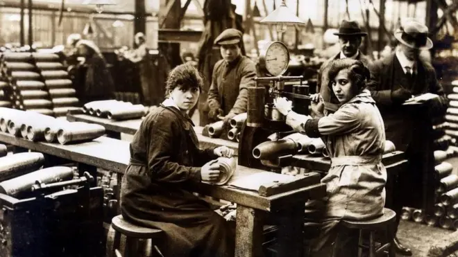 كانت العاملات في مصانع الذخيرة يعملن أكثر من 50 ساعة أسبوعيا وأحيانا 72 ساعة في الأسبوع الواحد