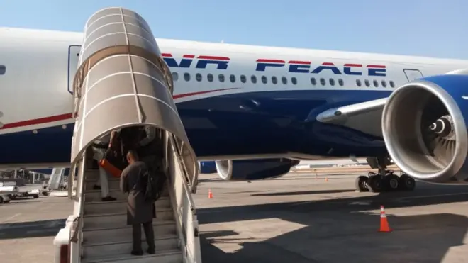Nigerians wey dey return from South Africa dey board Air Peace