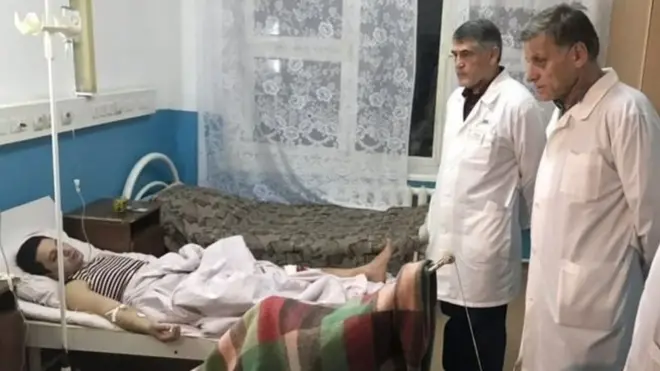 Tim dokter di rumah sakit Kizlyar, Dagestan, di depan salah-seorang pasien yang terluka akibat serangan bersenjata.