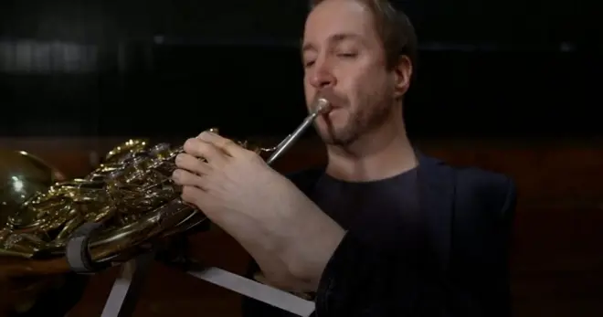 Sviranje horne levim stopalom