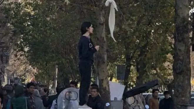 Gara-gara aksinya menaruh kerudung di ujung tongkat, Vida Movahed ditahan selama beberapa pekan.