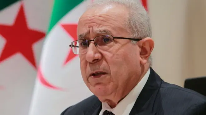 أعلن وزير خارجية الجزائر القرار في مؤتمر صحفي الثلاثاء