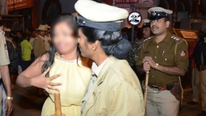 بنگلور کی سڑک پر ایک روتی ہوئی لڑکی پویس سے مدد مانگ رہی ہے