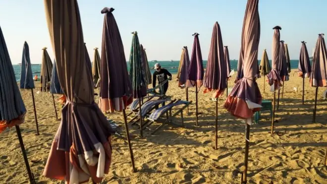 ภาพบรรยากาศที่่ชายหาดพัทยาที่เงียบเหงา ปราศจากนักท่องเที่ยวชาวต่างชาติ (ถ่ายเมื่อเดือน ม.ค. 2564)