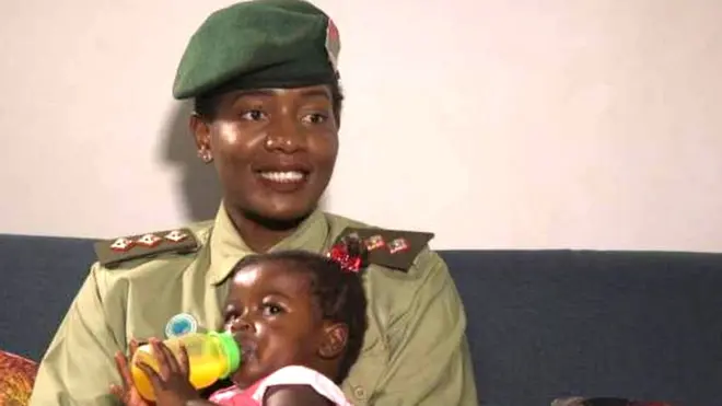 Kapiteni Mwila Chansa ateruye umwana