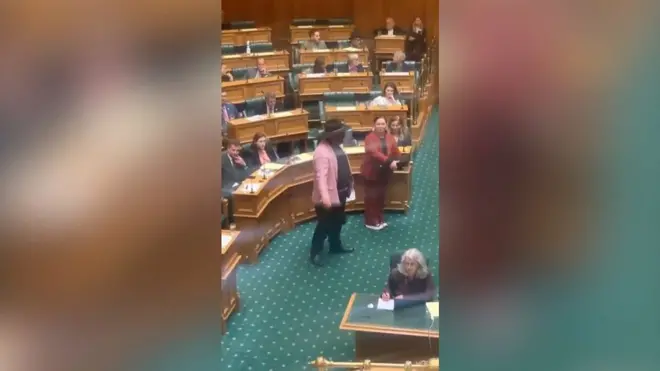 نائب نيوزيلندي يرقص "الهاكا" احتجاجا على معاملة السكان الأصليين