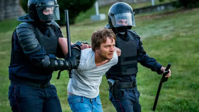 Міліція і затриманий