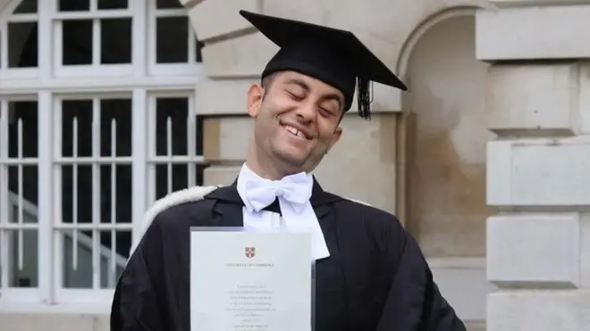 Allan Hennessy, en su día de graduación en la Universidad de Cambridge. "El viaje recién comienza", dice.