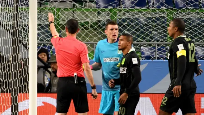 El árbitro señala penal