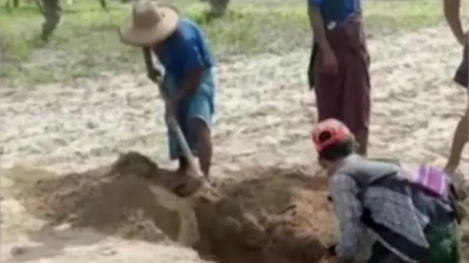 శవాలు వెలికితీస్తున్న స్థానికులు