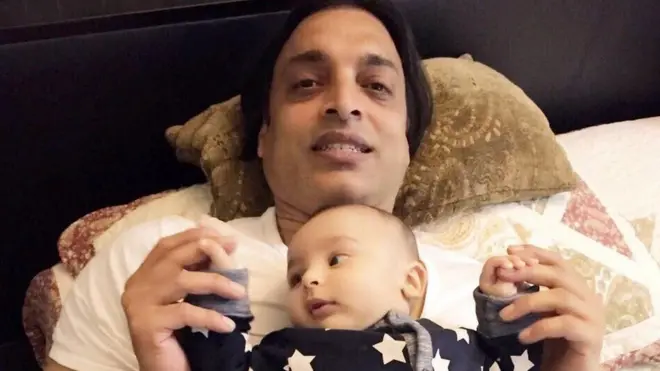 سابق کرکٹر شعیب احتر اپنے بیٹے کے ہمراہ