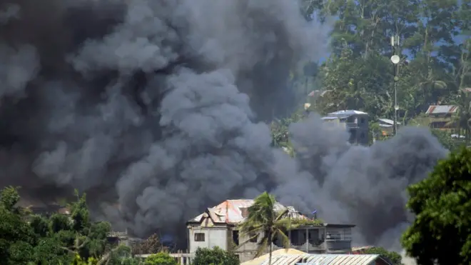 การสู้รบในเมืองมาราวี (บันทึกภาพเมื่อวันที่ 9 มิ.ย. 2017)