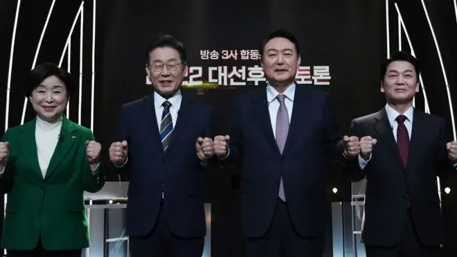 지난 3일 KBS 공개홀에서 열린 <방송 3사 합동 초청> 2022 대선후보 토론에서 기념촬영을 하고 있는 (왼쪽부터) 심상정 정의당 후보, 이재명 더불어민주당 후보, 윤석열 국민의힘 후보, 안철수 국민의당 후보