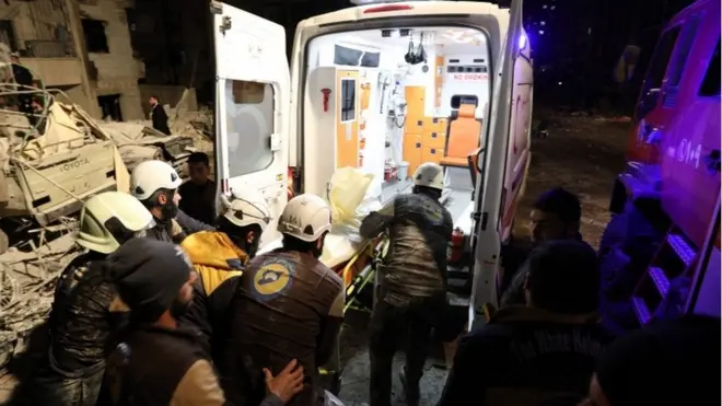هرعت فرق الاسعاف إلى موقع الانفجار في مدينة إدلب التي تسيطر عليها المعارضة