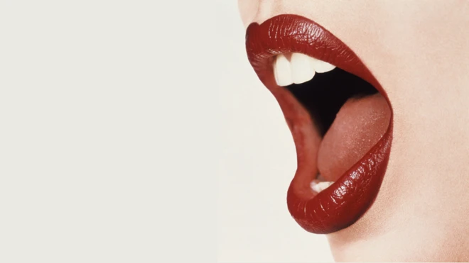 Boca de mujer abierta.