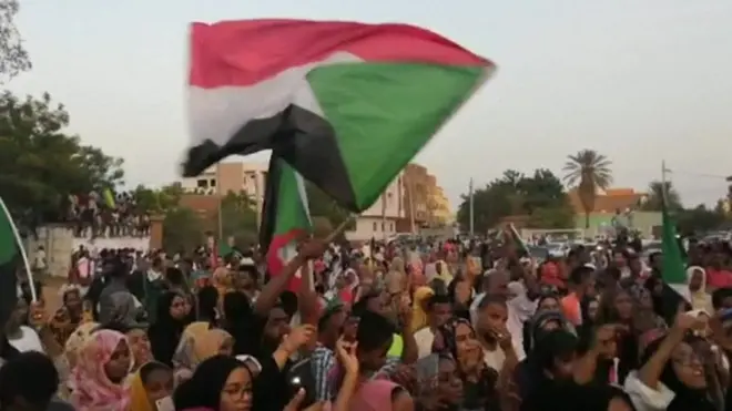 تظاهرون يحتفلون في السودان