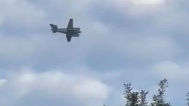 صورة للطائرة أثناء تحليقها قرب المتجر