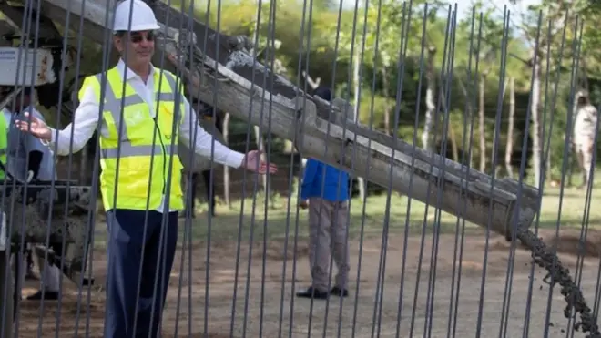 Luis Abinader en la inauguraciónroleta números da sortelas obras del muro entre Dominicana y Haití.