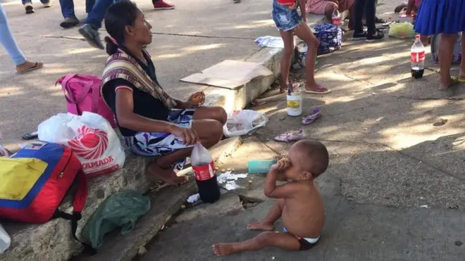 Entre os warao, é comum encontrar crianças carregando mamadeiras com refrigerantes | Foto: Leandro Machado/BBC Brasil