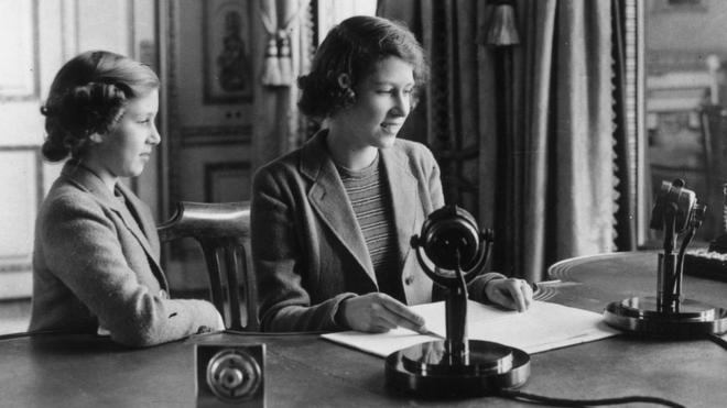 Princesa Elizabeth (à dir) e sua irmã Margaret fazem uma transmissão nacional de rádio durante a Segunda Guerra, em 1940.