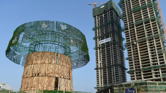 'ලොව විශාලතම' නත්තල් ගස බාගෙට නවතියි