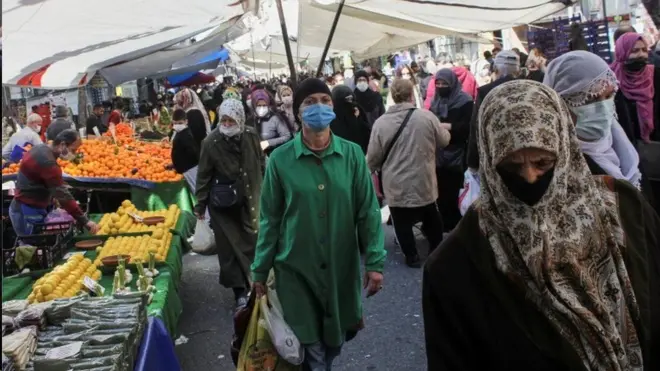 الشوارع والأسواق مزدحمة قبل الإغلاق الذي يبدأ مساء الخميس