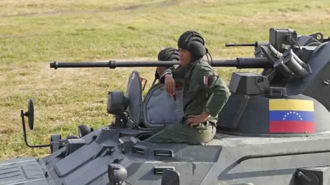 Venezuela anunció el despliegue de militares en la frontera con Colombia.