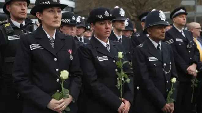 Des policiers anglais sur le pont de Westminster rendant hommage aux victimes de l'attaque du 22 mars dernier