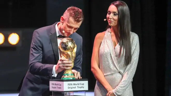 Алсу и экс-футболист сборной Германии Мирослав Клозе с Кубком мира на церемонии жеребьевки