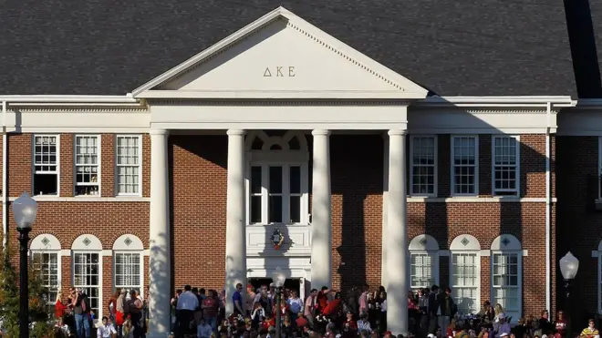 Кредитный кооператив находится на людном улице рядом с Алабамским университетом