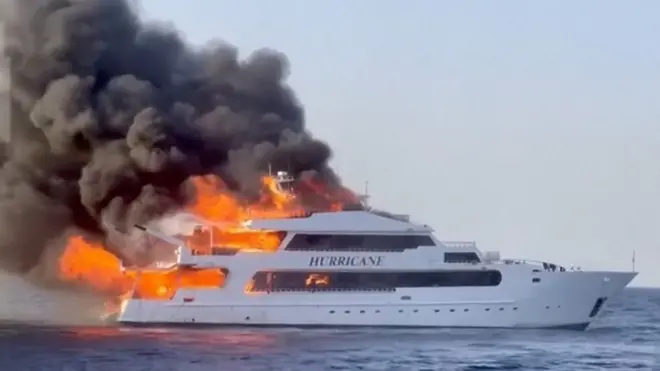 وفاة 3 بريطانيين جراء حريق في مركب بمدينة مرسى علم المصرية