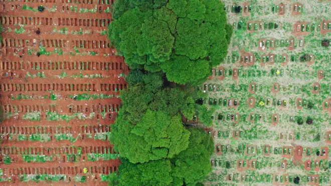 Imagem aérea do cemitérioVila Formosa (SP), com valas abertas à esquerda e valas preenchidas à direita