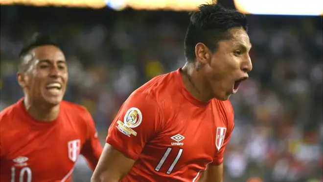 Raúl Ruidiaz celebra el polémico gol con el queb Perú eliminó a Brasil