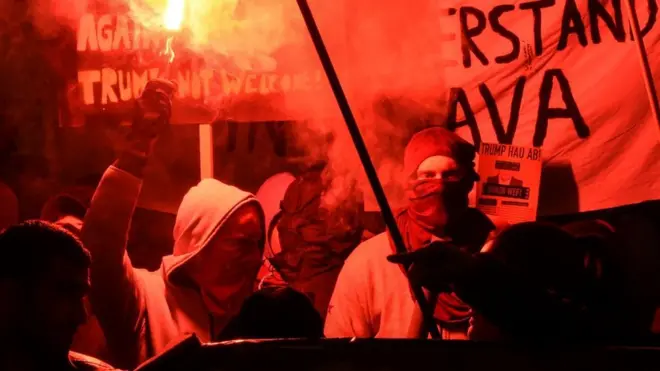 Manifestantes y consumidores más exigentes han empujado a las corporaciones a cambiar algunas estrategias.