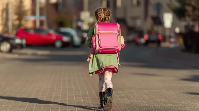 В какой школе ребенку будет комфортно и интересно? Это школа под окном, или придется переехать?