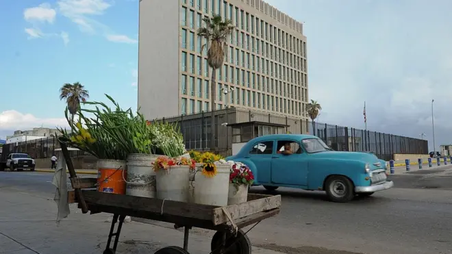 EE.UU. reducirá en más de la mitad el personal de su embajada en La Habana.