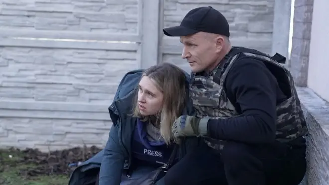 شاهد فريق بي بي سي تحت النيران أثناء توزيع مساعدات