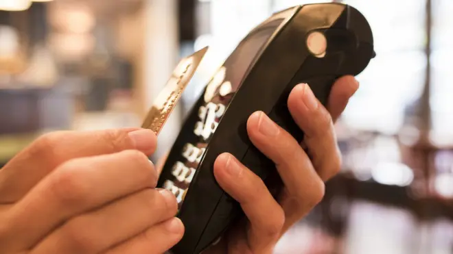 En Argentina, los bancos están obligados por ley a emitir tarjetas de débito a todas las personas de la tercera edad, y a partir del mes de abril de 2017 todos los comerciantes estaban obligados a aceptarlas.