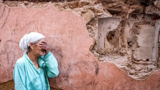 Une femme devant sa maison endommagée par le tremblement de terre à Marrakech le 9 septembre.
