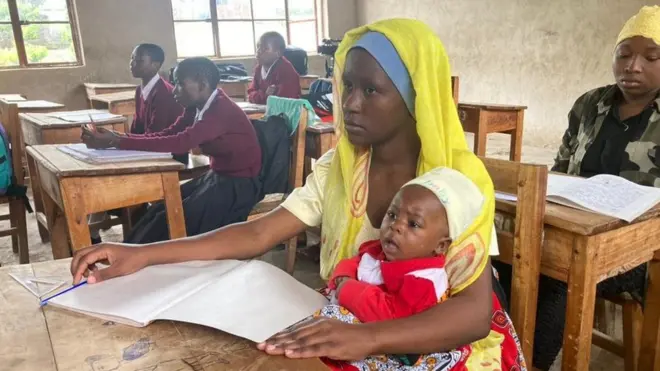 Esnath Gedion ari kumwe n'umwana wiwe mw'ishure avuga ko indto ziwe ari kuba umucamanza