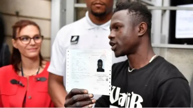 가사마는 프랑스 시민권을 받기 위한 첫 절차로 프랑스 거주를 허가받았다