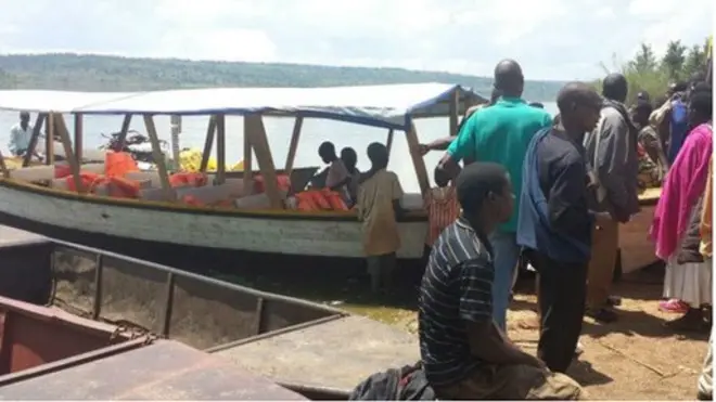 Certains réfugiés burundais rejoignent le Rwanda en traversant le lac.
