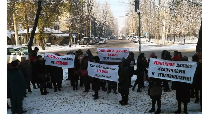 Бишкектин дарыгерлери министрликтин реформалык пландарынын пайдасынан зыяны көп деп жатышат.