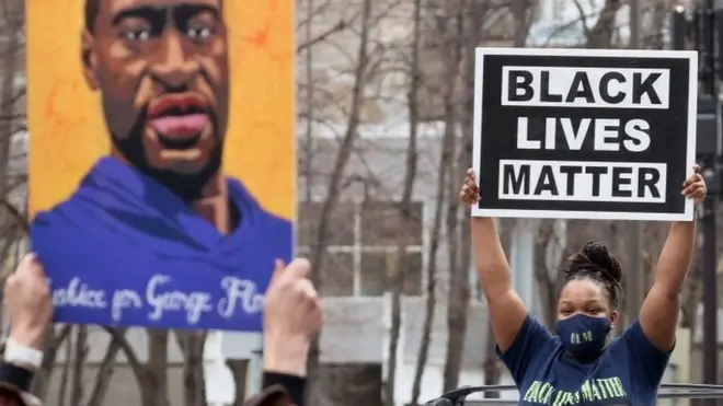 Kerumunan orang berkumpul di jalan tempat George Floyd menghembuskan napas terakhirnya bersorak dan menyebut namanya.