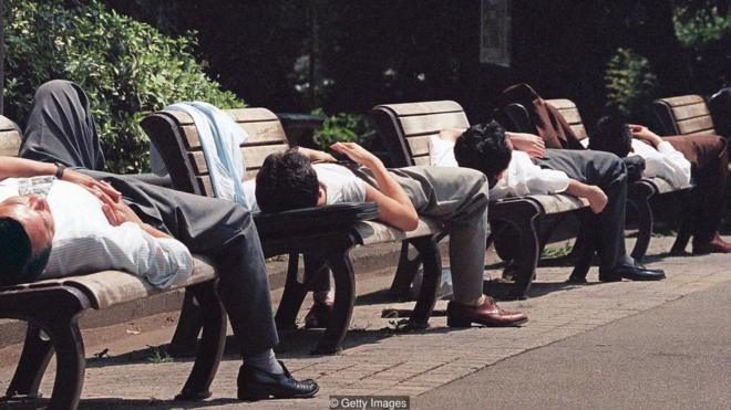 Japoneses dormindo em bancos na rua durante o dia