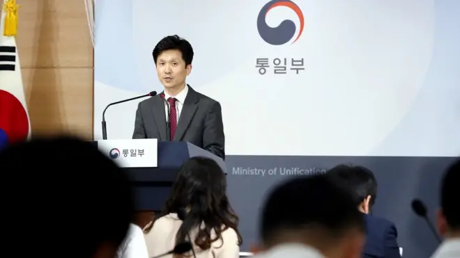 통일부 이상민 대변인이 17일 오후 종로구 세종대로 정부서울청사에서 개성공단 기업인들의 방복 승인을 발표하고 있다