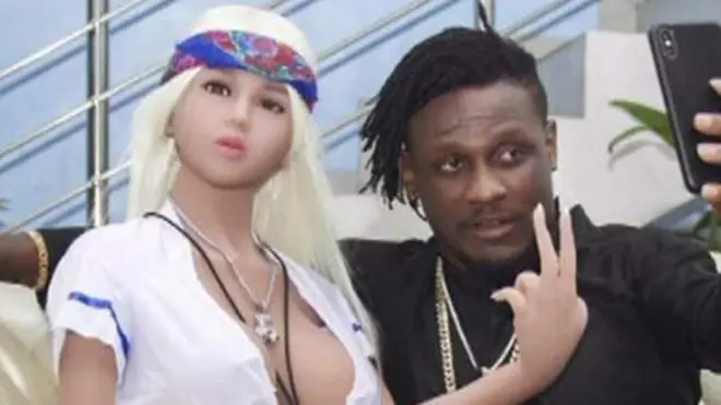 ሹጋ ሻ በሚል የመድረክ ስም የሚታወቀው ናይጄሪያዊው ኮሜዲያን ከአሻንጉሊት ጋር ሦስት ጉልቻን አልሟል