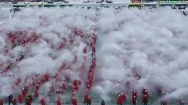 تجمع الآلاف من سكان مقاطعة هيلونغجيانغ بشمال شرق الصين للاحتفال بمنتصف الشتاء عن طريق رش الماء الساخن في الهواء المتجمد لخلق مساحات من الضباب الجليدي.