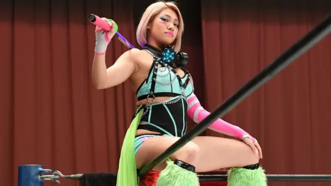 기무라 하나는 일본 리얼리티쇼 테라스 하우스(Terrace House) 출연진 중 한 명이었다.